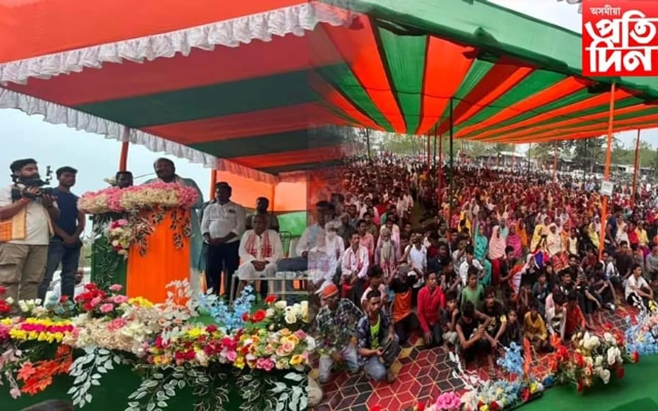বিধায়ক পদ্ম হাজৰিকাৰ উপস্থিতিত কেইবা শতাধিক কংগ্ৰেছী নেতা-কৰ্মীৰ বিজেপিত যোগদান