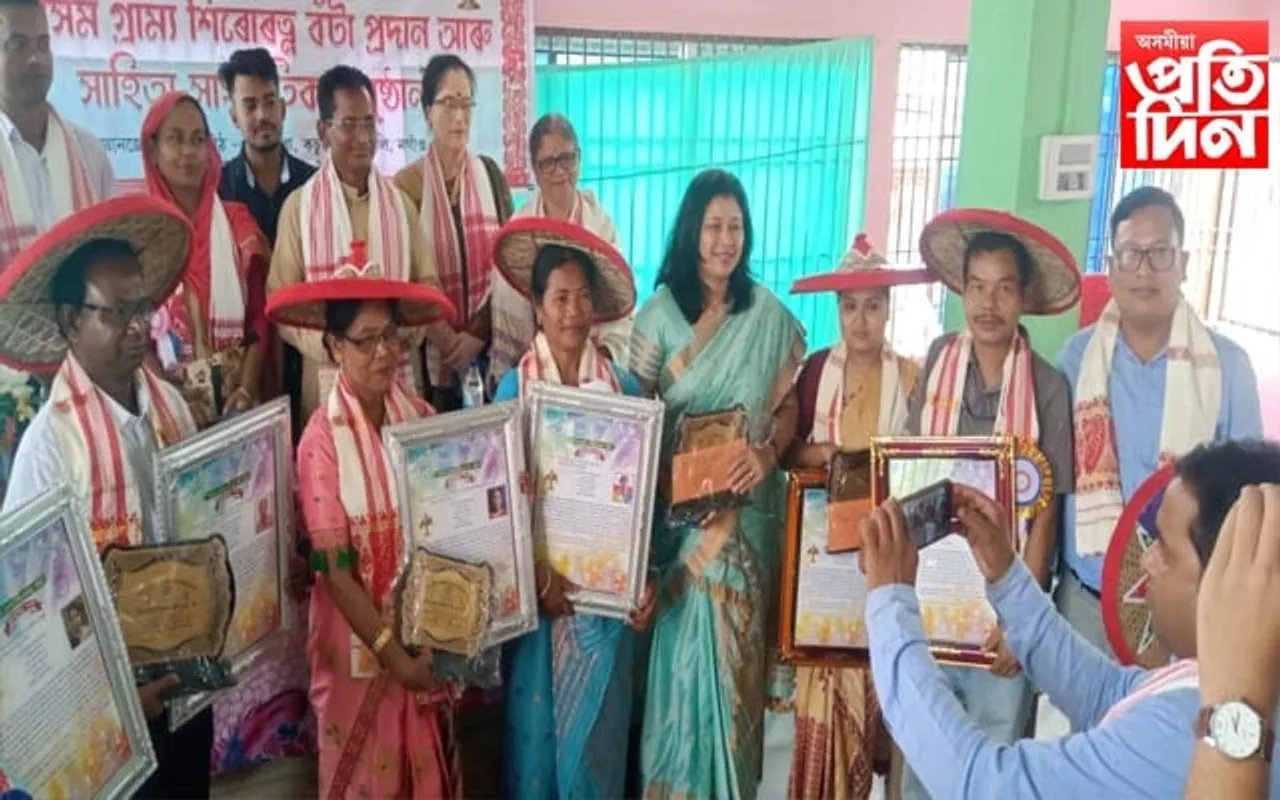অসম গৰীয়সী পুথি সংৰক্ষণ আৰু সাহিত্য-সংস্কৃতি বিকাশ মঞ্চৰ 'অসম গ্ৰাম্য শিৰোৰত্ন-২০২৩' বঁটা প্ৰদান