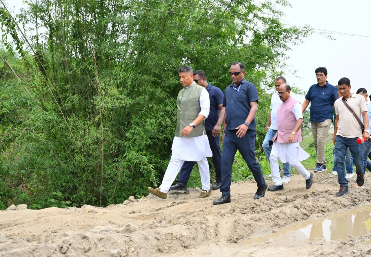 বজালী, বাক্সা, তামুলপুৰত মথাউৰি আৰু সুৰক্ষাৰ কাম পৰিদৰ্শন মন্ত্ৰী পীযুষ হাজৰীকাৰ...