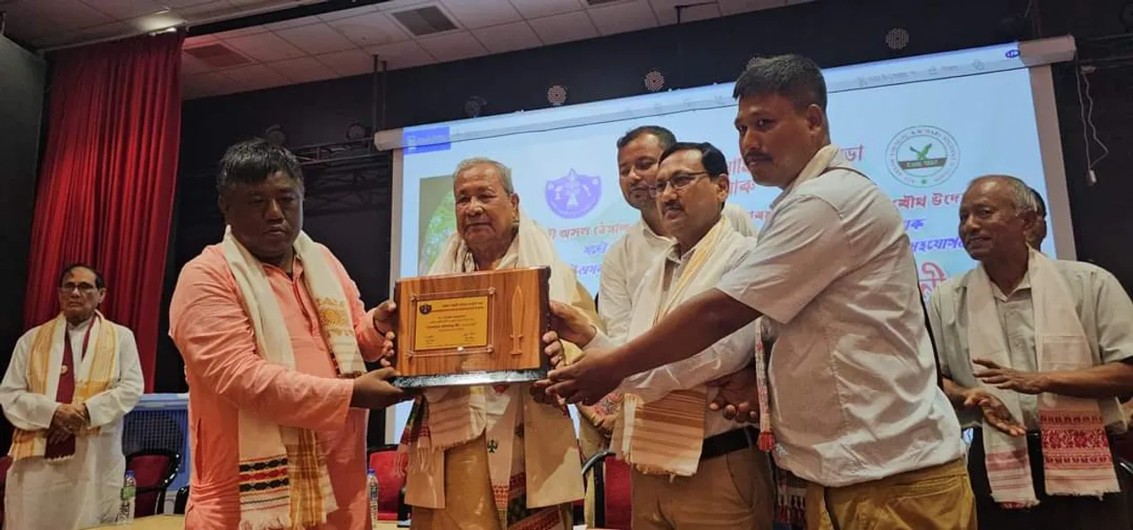 ঠেঙ্গাল কছাৰী জনগোষ্ঠীৰ মহীৰূহ ডঃ যোগেশ্বৰ বড়াক 'ঠেঙ্গাল ৰত্ন' বঁটা প্ৰদান