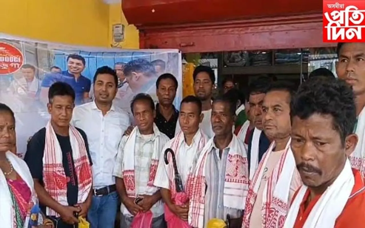 সমাজকৰ্মী উৎপল বনিয়াৰ শ্ৰমিকক সম্বৰ্ধনা...