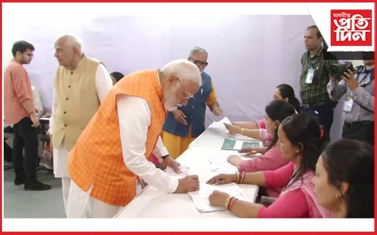 আহমেদাবাদত প্ৰধানমন্ত্ৰী নৰেন্দ্ৰ মোডীয়ে সাব্যস্ত কৰিলে ভোটাধিকাৰ...