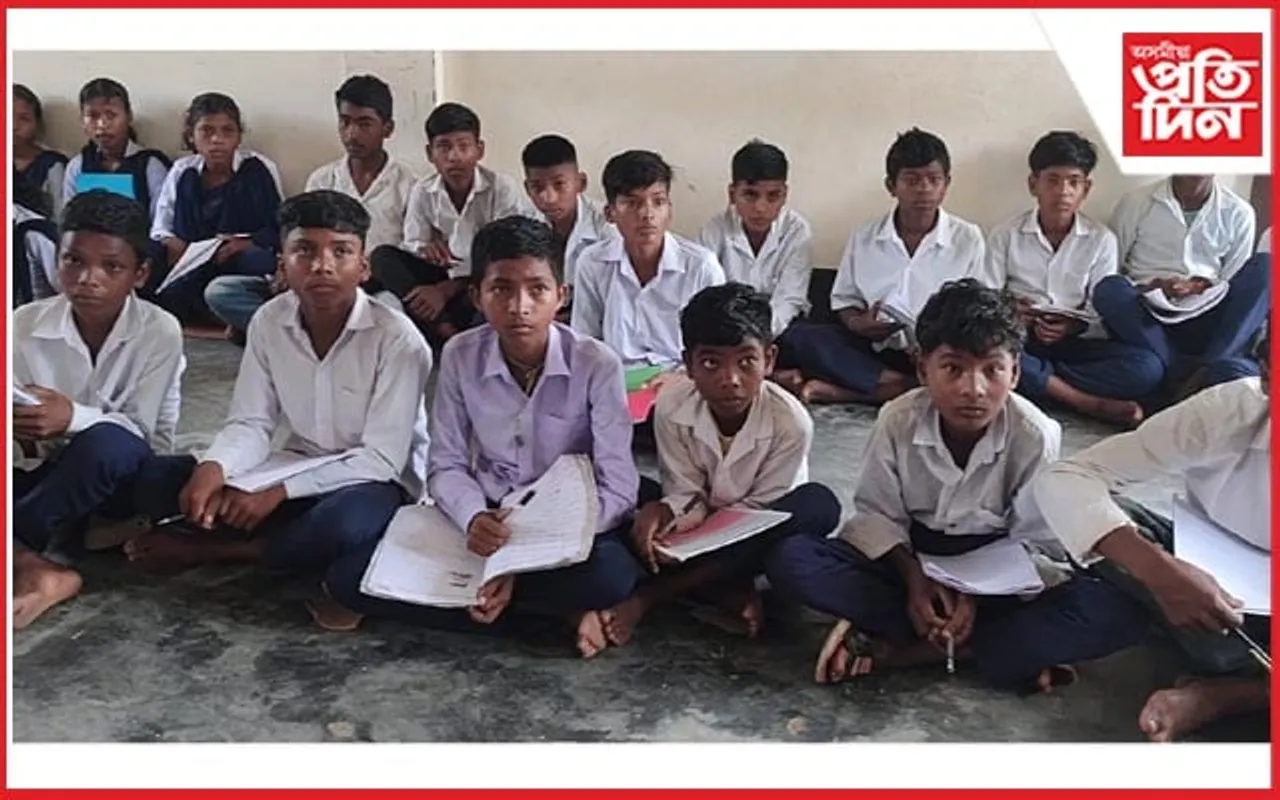 চাহ বাগিচাৰ আদৰ্শ বিদ্যালয়ঃ নাই আন্তঃগাঁথনি, নাই শিক্ষক, বস্তা পাৰিয়েই শিক্ষা গ্ৰহণ শিক্ষাৰ্থীৰ 