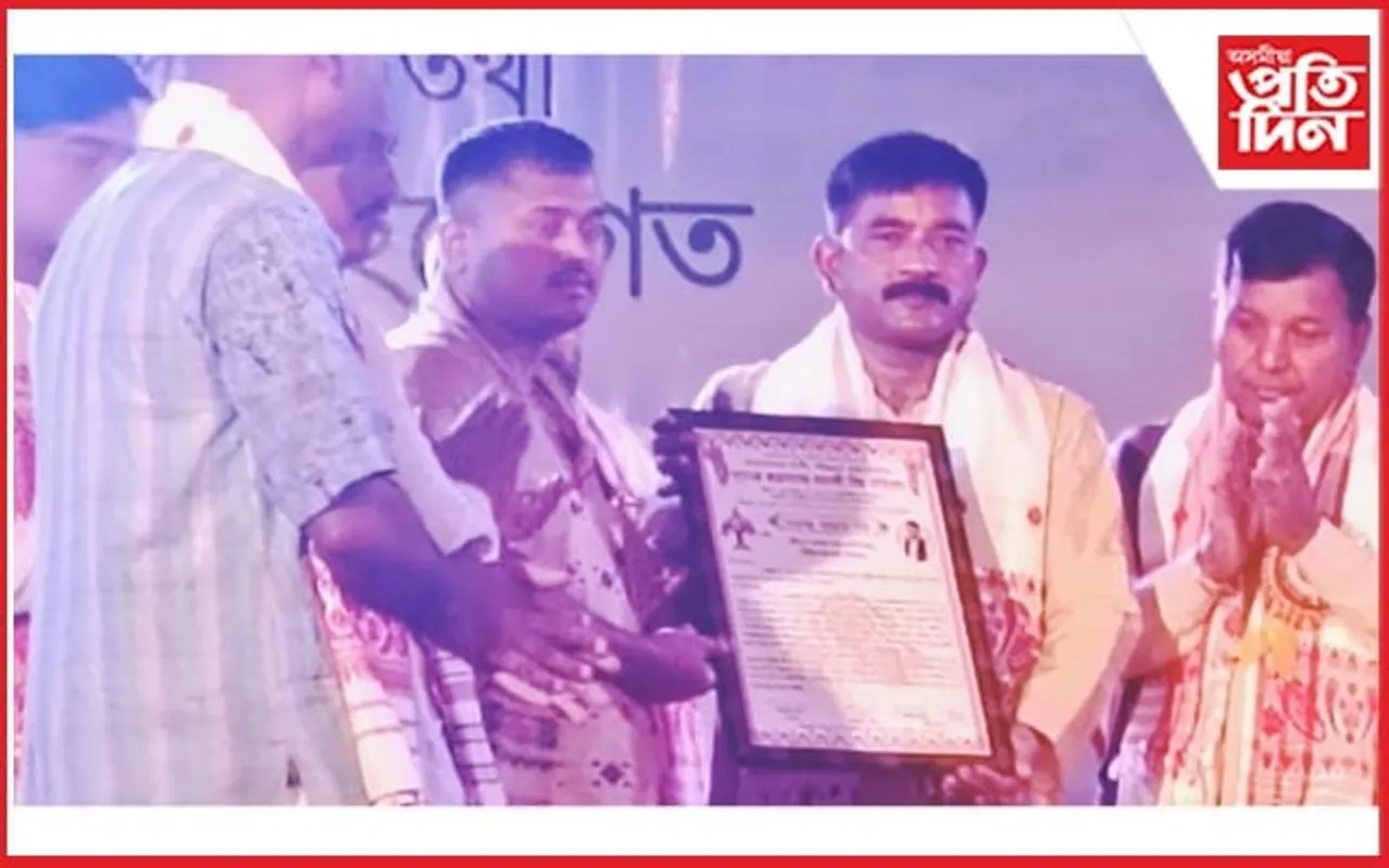 ৰুদ্ৰসাগৰত কেন্দ্ৰীয় ৰঙালী বিহু সন্মিলনত যুৱনেতা  জগত হাজৰিকাক 'সমাজ সাৰথি' বঁটা প্ৰদান...