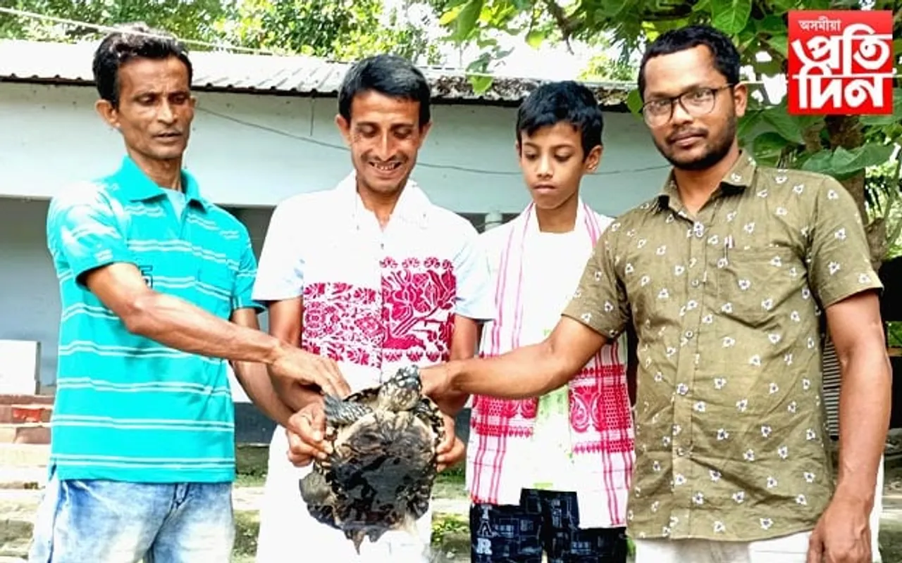 বটদ্ৰৱাৰ ঐতিহ্যমণ্ডিত হাটীপুখুৰীত দুষ্প্রাপ্য ফুটুকী কাছ...