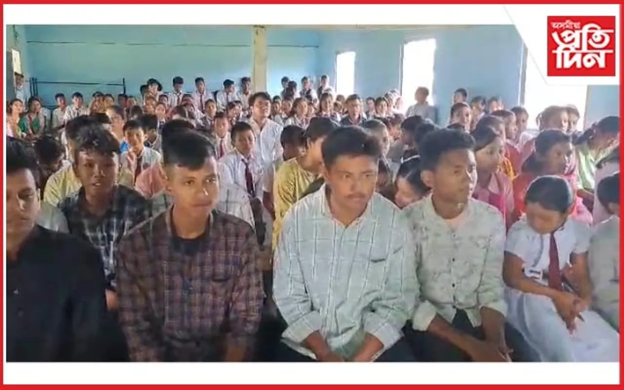 বৰহোলাৰ বি কে একাডেমিৰ কৃতী ছাত্ৰ-ছাত্ৰীক সম্বৰ্ধনা...
