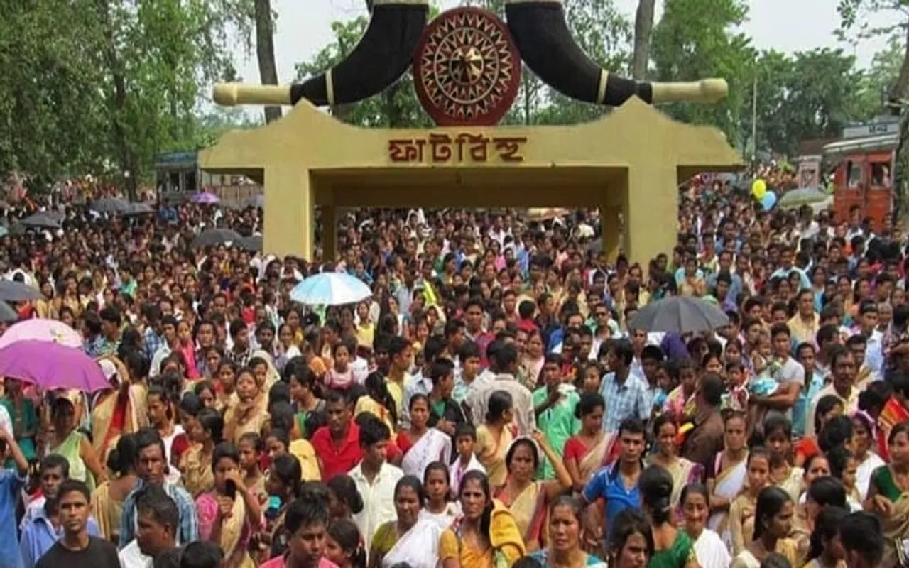 ফাট বিহুক লৈ প্ৰাণ পাই উঠিছে চাৰিকড়িয়াৰ পাৰ..
