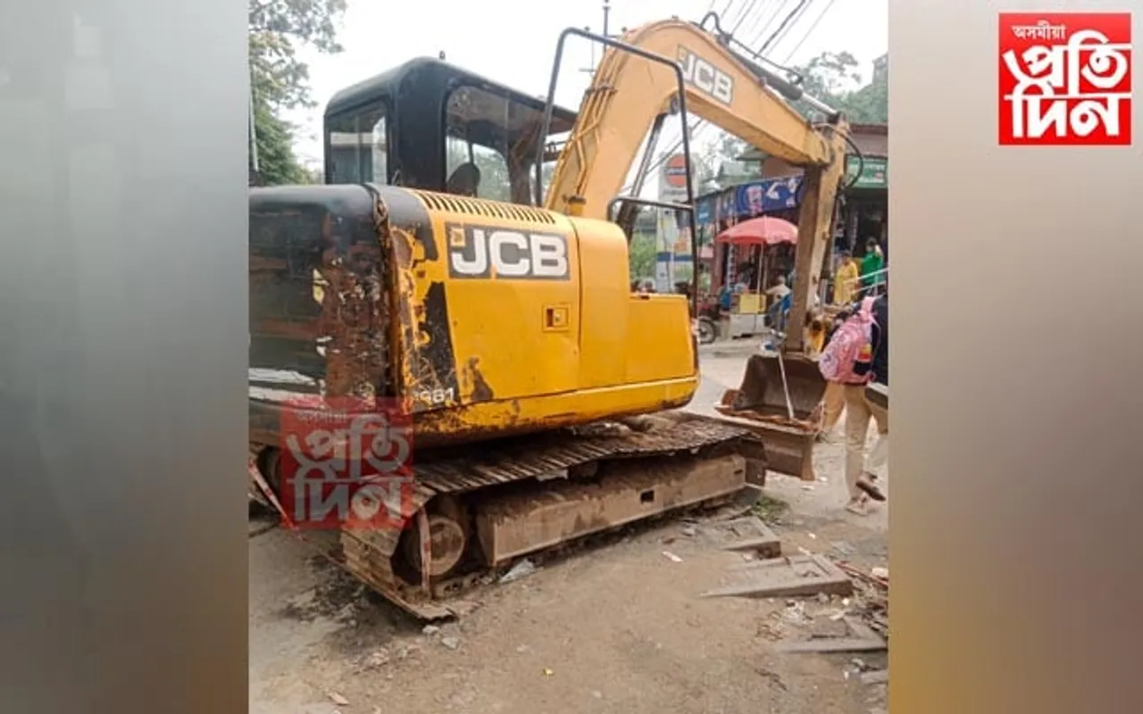 গীতানগৰ গুৰুকুল গ্ৰামাৰ স্কুলৰ সন্মুখত পৰিতক্ত জেচিবিয়ে শংকা নমাইছে ছাত্ৰ-ছাত্ৰীৰ জীৱনলৈ