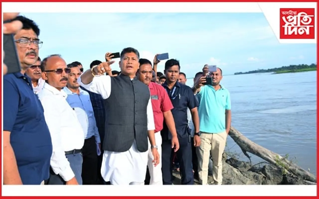 বৰক্ষেত্ৰীৰ লাৰকুছিত ব্ৰহ্মপুত্ৰৰ খহনীয়াৰ বুজ জলসম্পদ মন্ত্ৰী পীযুষ হাজৰীকাই
