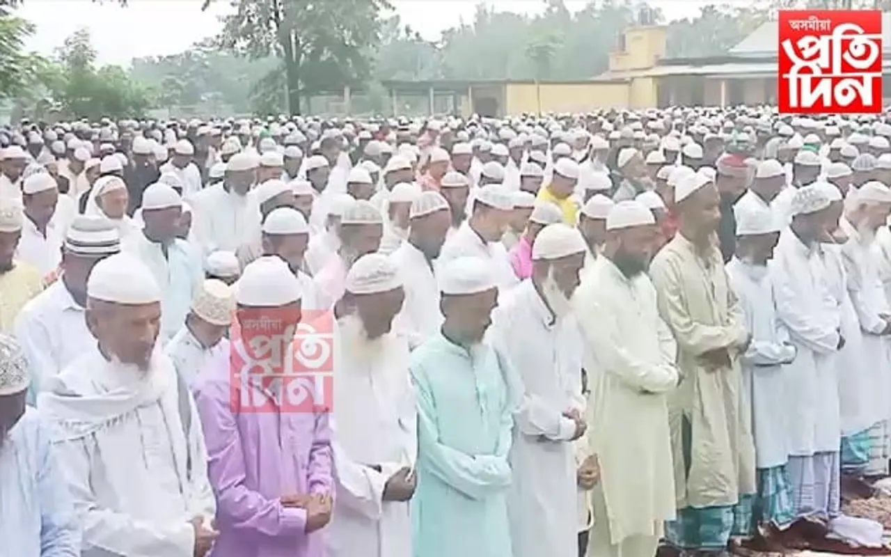প্ৰতিকূল বতৰকো নেওচি নগাঁৱত সমাপন ঈদৰ নামাজ...