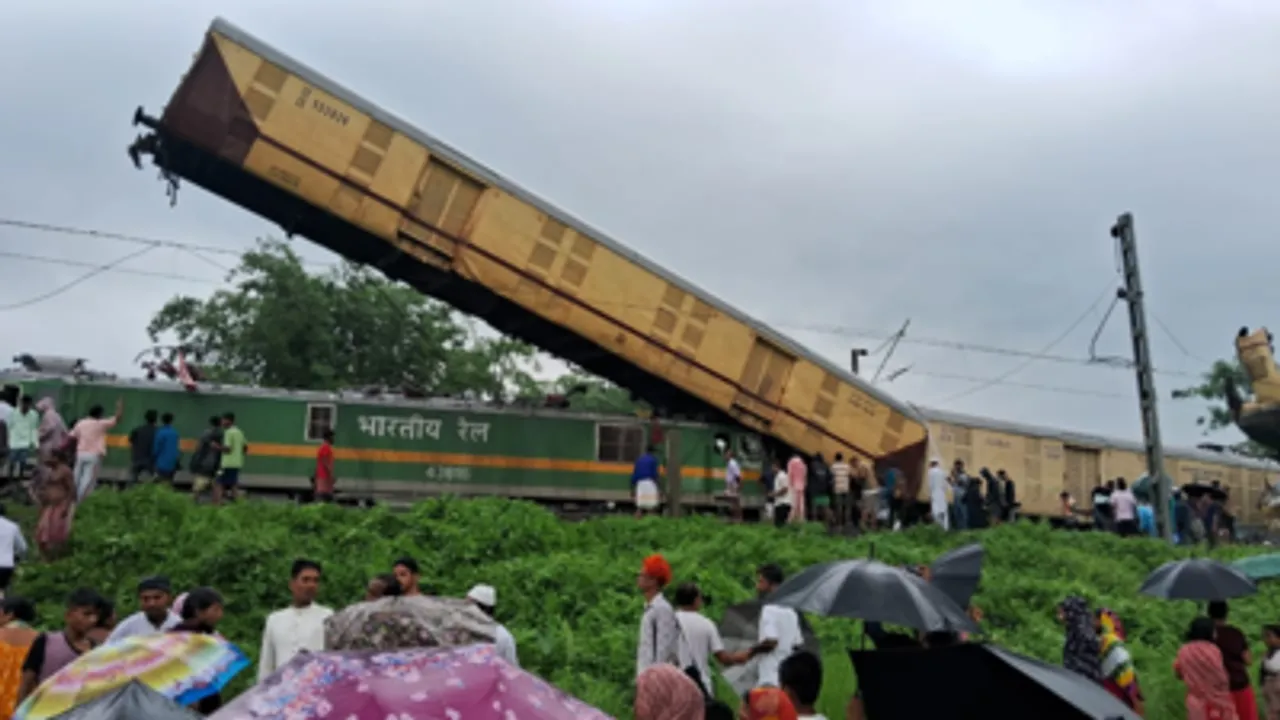 পশ্চিমবংগত ভয়ংকৰ ৰে'ল  দুৰ্ঘটনা : দুৰ্ঘটনাত পতিত কাঞ্চনজংঘা এক্সপ্ৰেছ