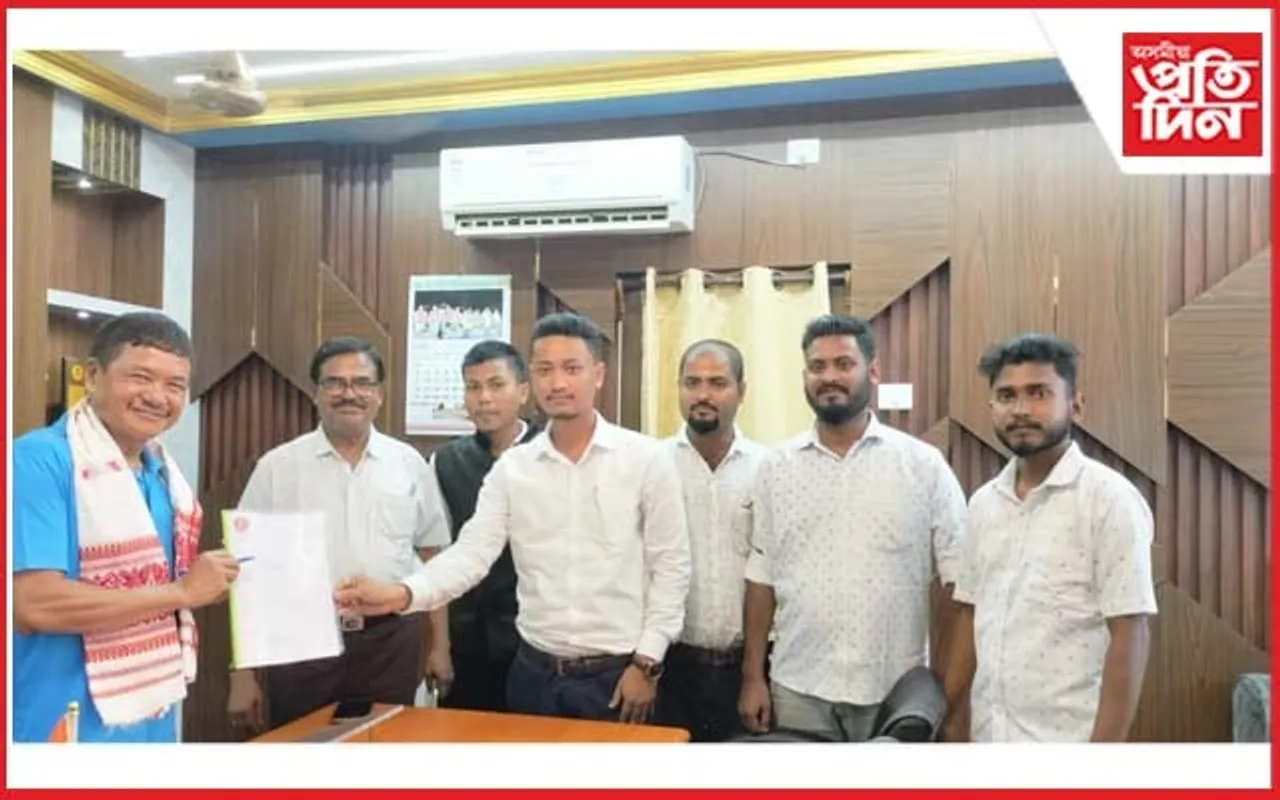 কাৰ্বি পৰিষদৰ মুখ্য কাৰ্যবাহী সদস্য তুলিৰাম ৰংহাঙক স্মাৰক পত্ৰ প্ৰদান হাওৰাঘাট আঞ্চলিক ছাত্ৰ সন্থাৰ