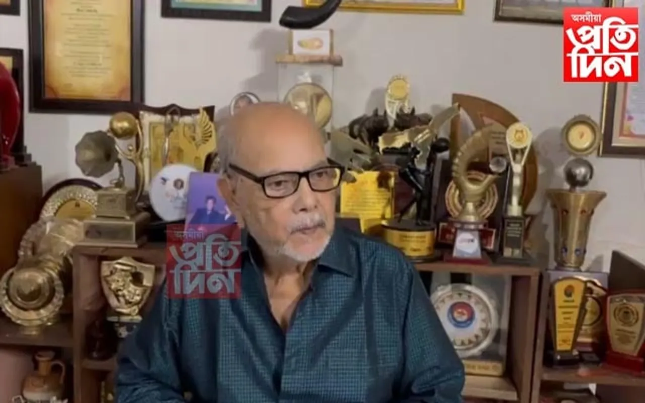 বিশিষ্ট নাট্যকাৰ হেমন্ত দত্তলৈ প্ৰয়াত অচ্যুৎ লহকৰ বঁটা...
