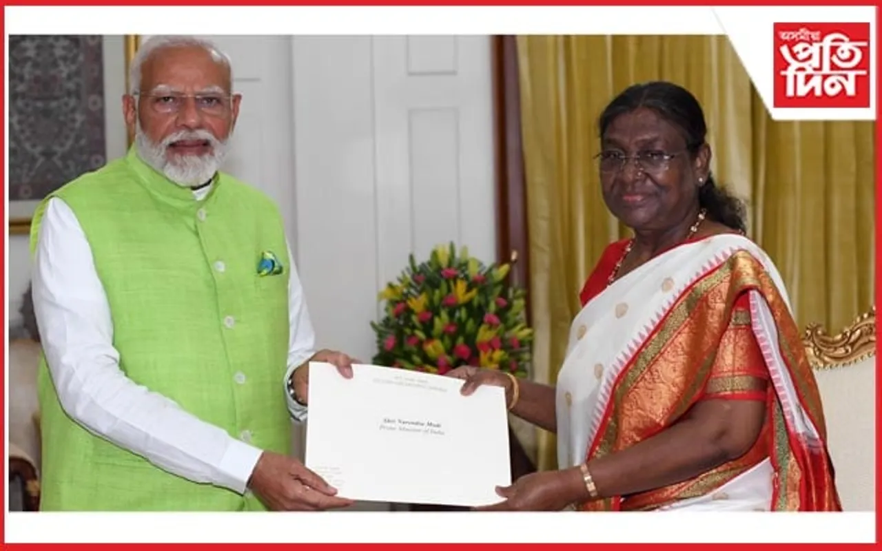 ৰাষ্ট্ৰপতিৰ হাতত নৰেন্দ্ৰ মোডীয়ে তুলি দিলে পদত্যাগপত্ৰ...