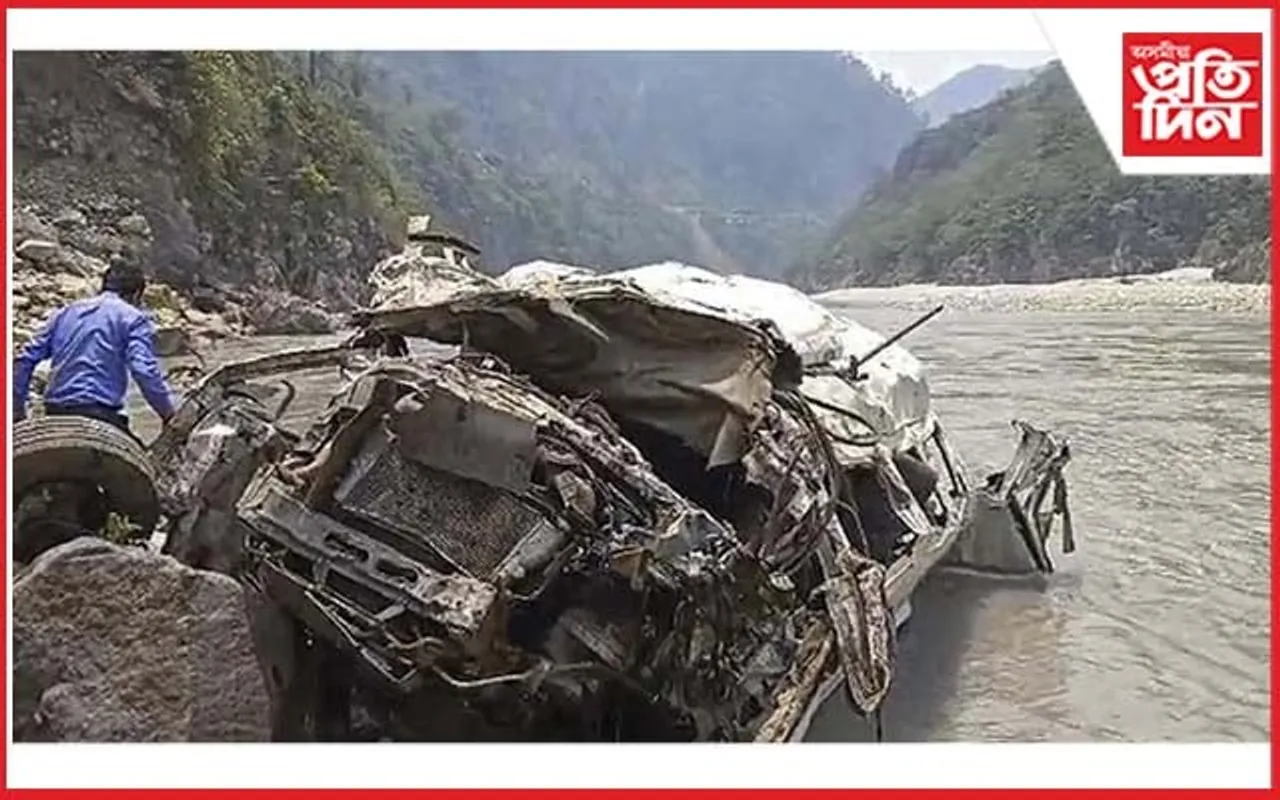 নিয়ন্ত্ৰণ হেৰুৱাই অলকানন্দা নদীত পৰিল বাহনঃ নিহত ১০, আহত বহুকেইজন
