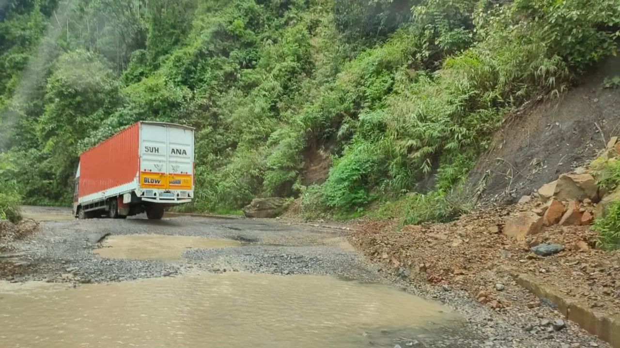 মেঘালয়ত ভূমিস্খলনৰ বাবে ৬নং ৰাষ্ট্ৰীয় ঘাইপথ বন্ধ ঘোষণা...
