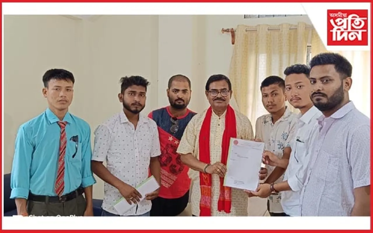 হাওৰাঘাট বিধ্বস্ত পথ মেৰামতিৰ দাবীত উপাধ্যক্ষলৈ স্মাৰক পত্ৰ ছাত্ৰ সন্থাৰ...