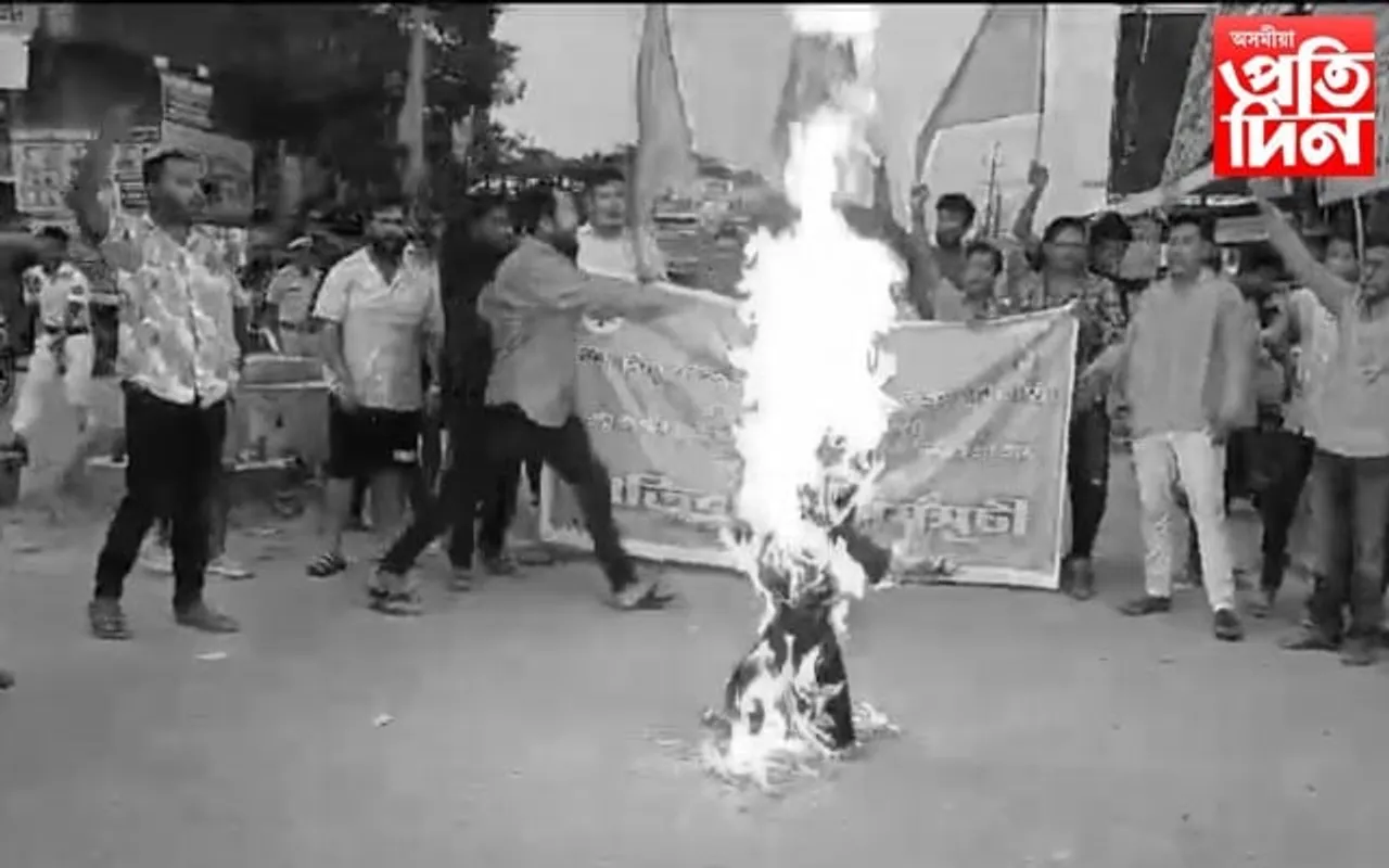জম্মু কাণ্ডৰ বিৰোধিতাৰে বাইহাটা চাৰিআলিত বিশ্ব হিন্দু পৰিষদ আৰু বজৰং দলৰ প্ৰতিবাদ