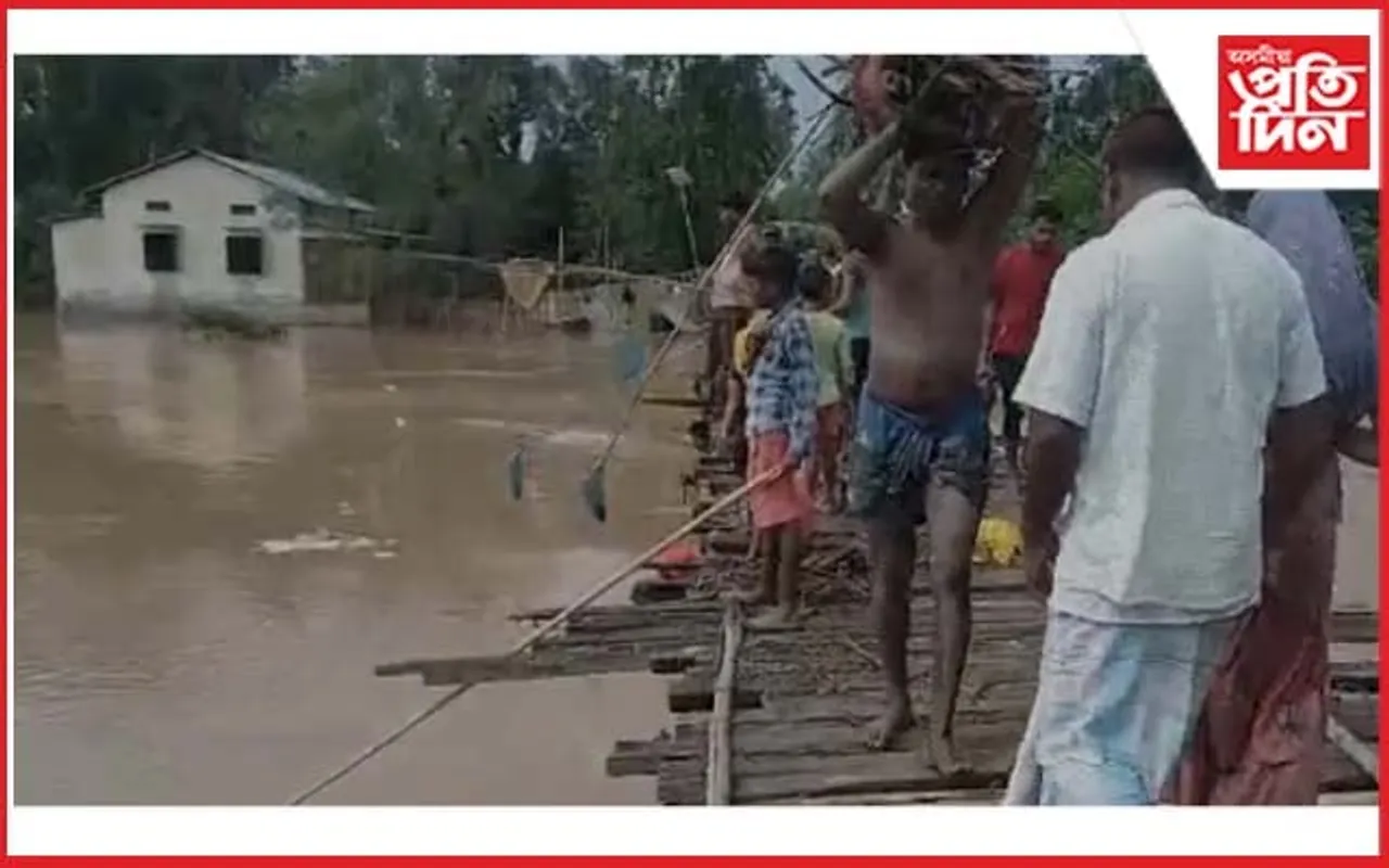 গাৰো পাহাৰৰ পানীৰ ঢলে উটুৱাই নিলে তিনিখন কাঠৰ দলং