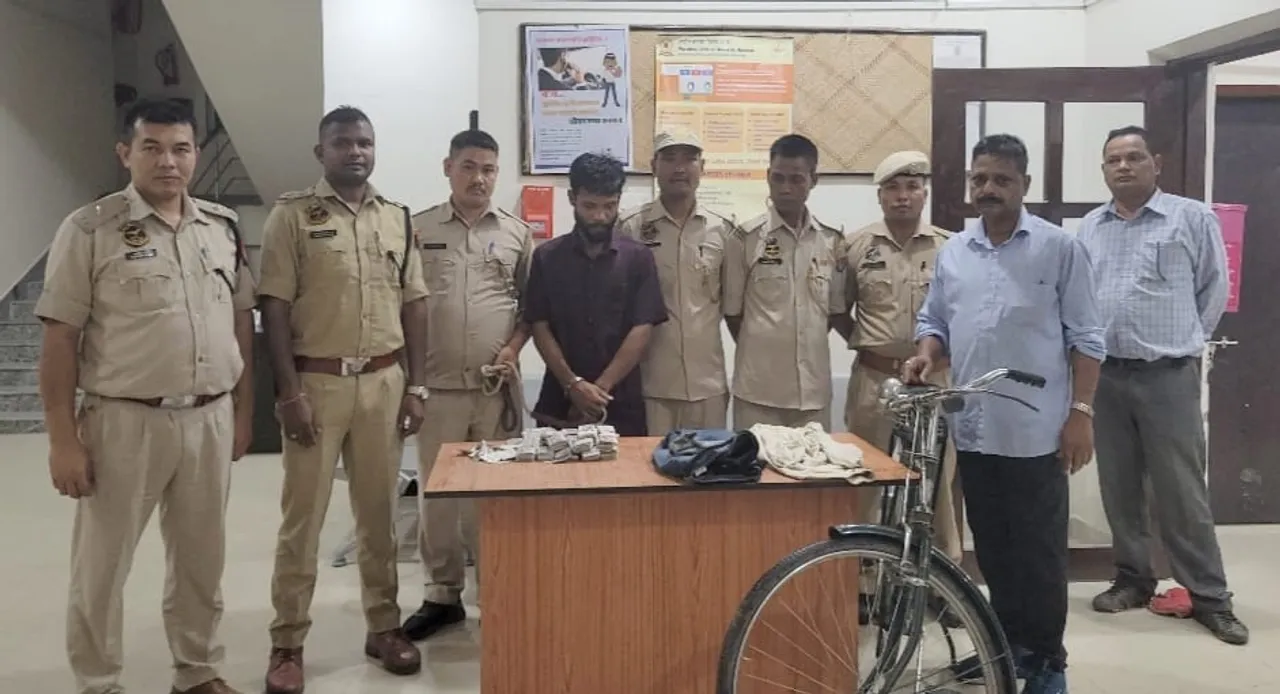 ঢকুৱাখনা আৰক্ষীৰ নিদ্ৰাহৰণকাৰী গভাইত চোৰ ধন চমুৱাক গ্ৰেপ্তাৰ...
