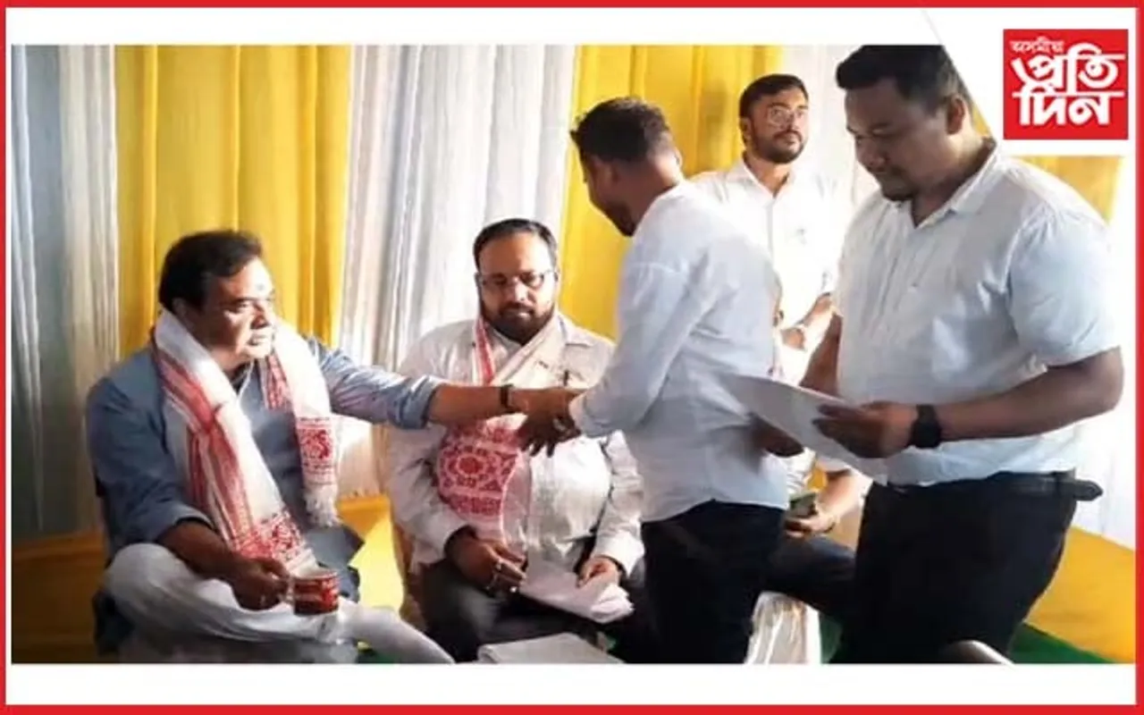 বিধ্বস্ত পথ মেৰামতিৰ দাবীত মুখ্যমন্ত্ৰীক স্মাৰক পত্ৰ প্ৰদান আটছা আৰু যুৱ ছাত্ৰ পৰিষদৰ