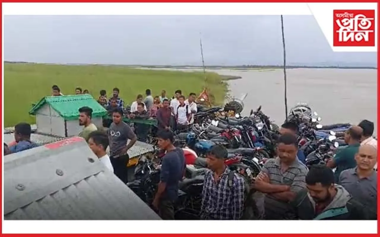 ব্ৰহ্মপুত্ৰৰ বুকুত মাজুলী-নিমাতী অভিমুখী ফেৰী আৱদ্ধ