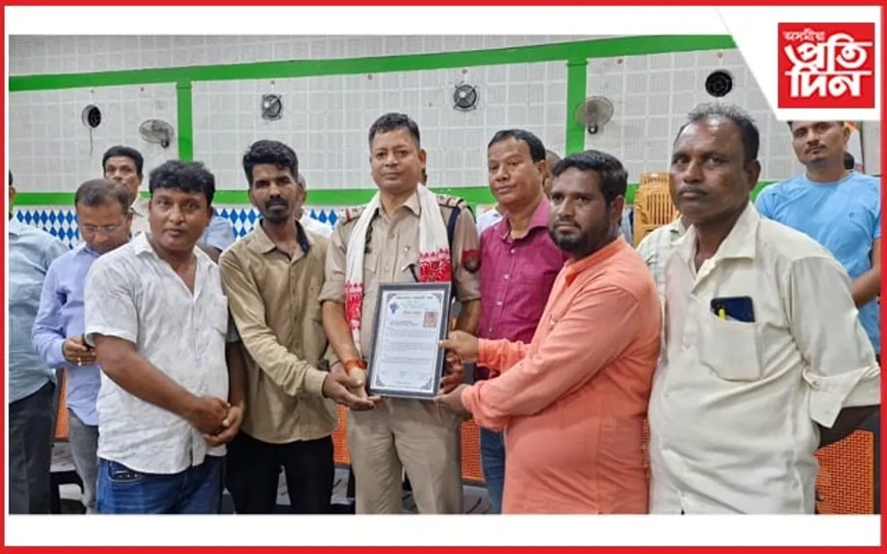 ইটাখোলা আৰক্ষী চকীৰ ভাৰপ্ৰাপ্ত বিষয়া ভাস্কৰ জ্যোতি শইকীয়াৰ বিদায় সম্বৰ্ধনা...
