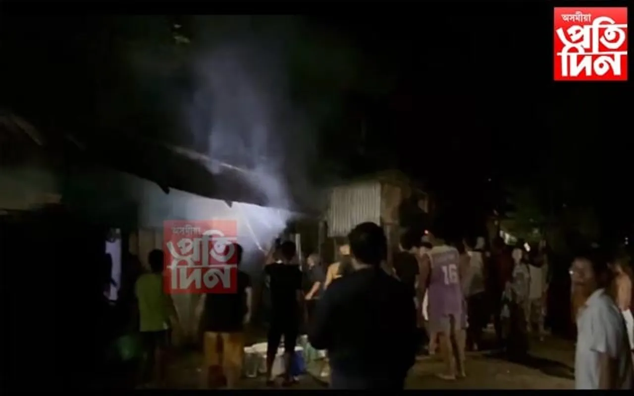 অশান্ত মণিপুৰঃ জিৰিবামত ৫ খন দোকানত অগ্নি সংযোগ দুৰ্বৃত্তৰ