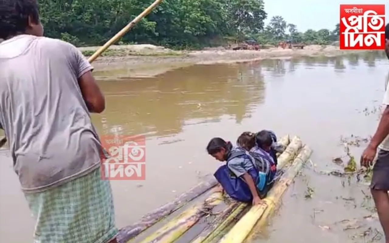 এফালে ৬০% নম্বৰ প্ৰাপ্তক স্কুটিৰ ঘোষণা, আনফালে কলৰ ভূৰত শিক্ষাৰ্থীৰ বিপদ সংকুল যাত্ৰাৰ ছবি