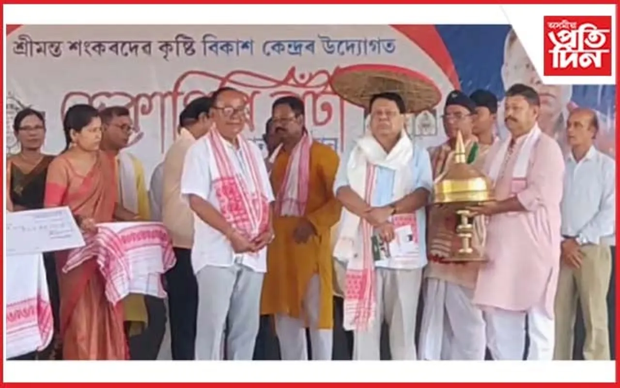 অসম সাহিত্য সভাৰ সভাপতি পদ্মশ্ৰী ড° সূৰ্য্যকান্ত হাজৰিকাক ‘ডেকাগিৰি বঁটা’ প্ৰদান