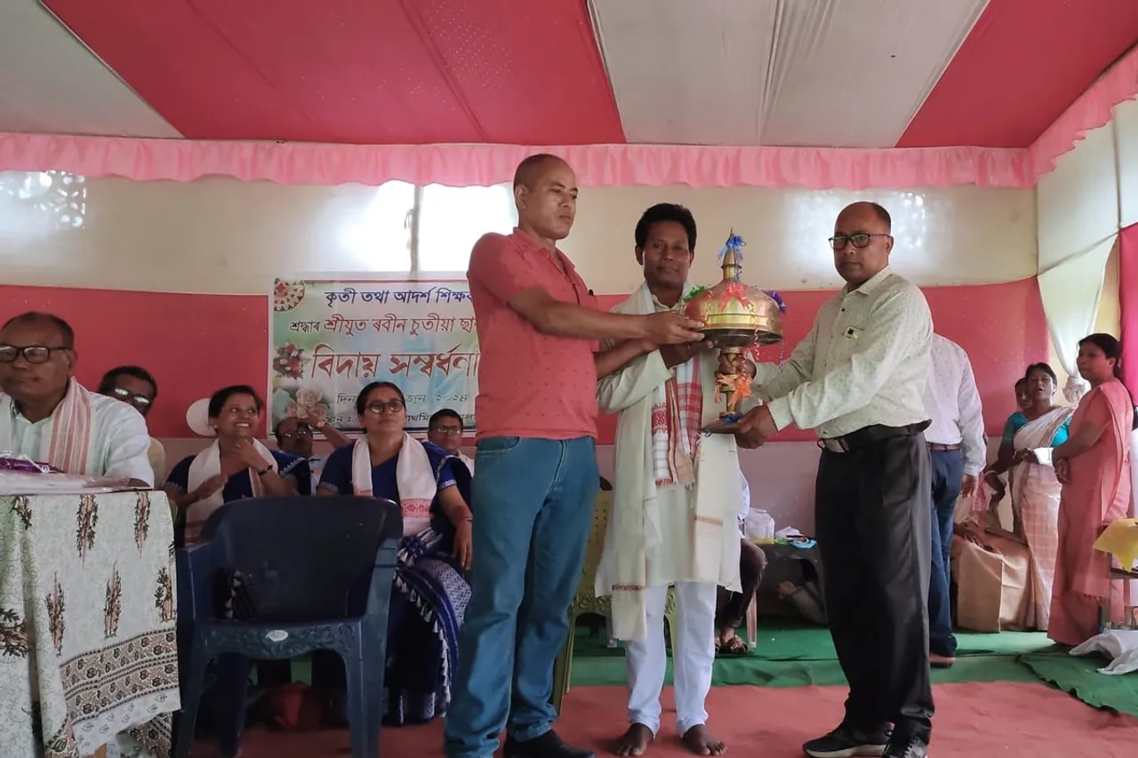 চেনীজান প্ৰাথমিক বিদ্যালয়ৰ প্ৰধান শিক্ষক ৰবীন চুতীয়াক ৰাজহুৱা বিদায় সম্বৰ্ধনা