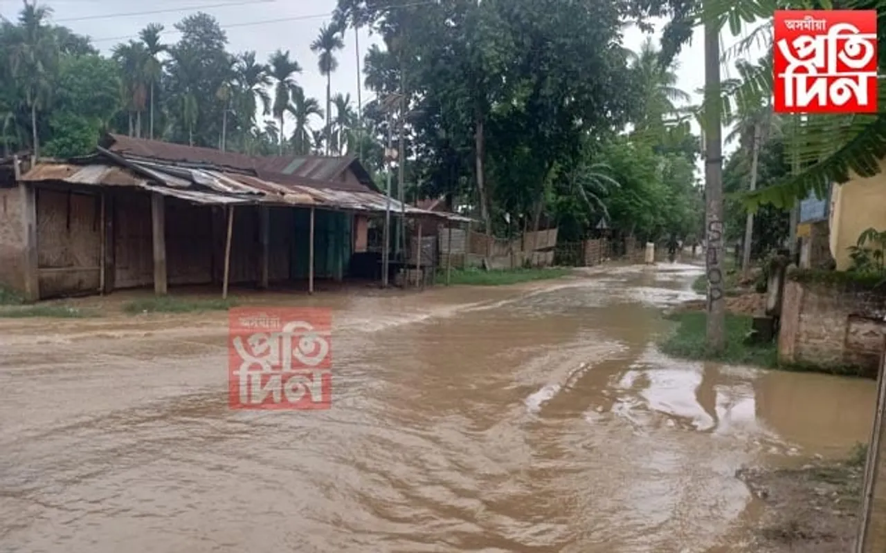নদীৰ জলপৃষ্ঠ বিপদসীমাৰ তলেৰে বৈ থকা স্বত্বেও পানীৰ কৱলত ২খন গাঁও, ক'ত গ'ল উন্নয়নৰ টকা...