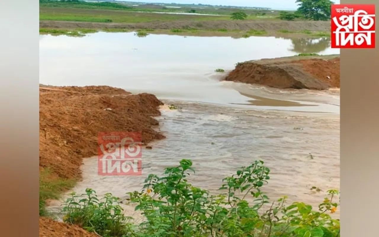 হাতীমূৰা মথাউৰিৰ গাইড বান্ধ ভাঙি কলঙেৰে প্ৰবাহিত পানী