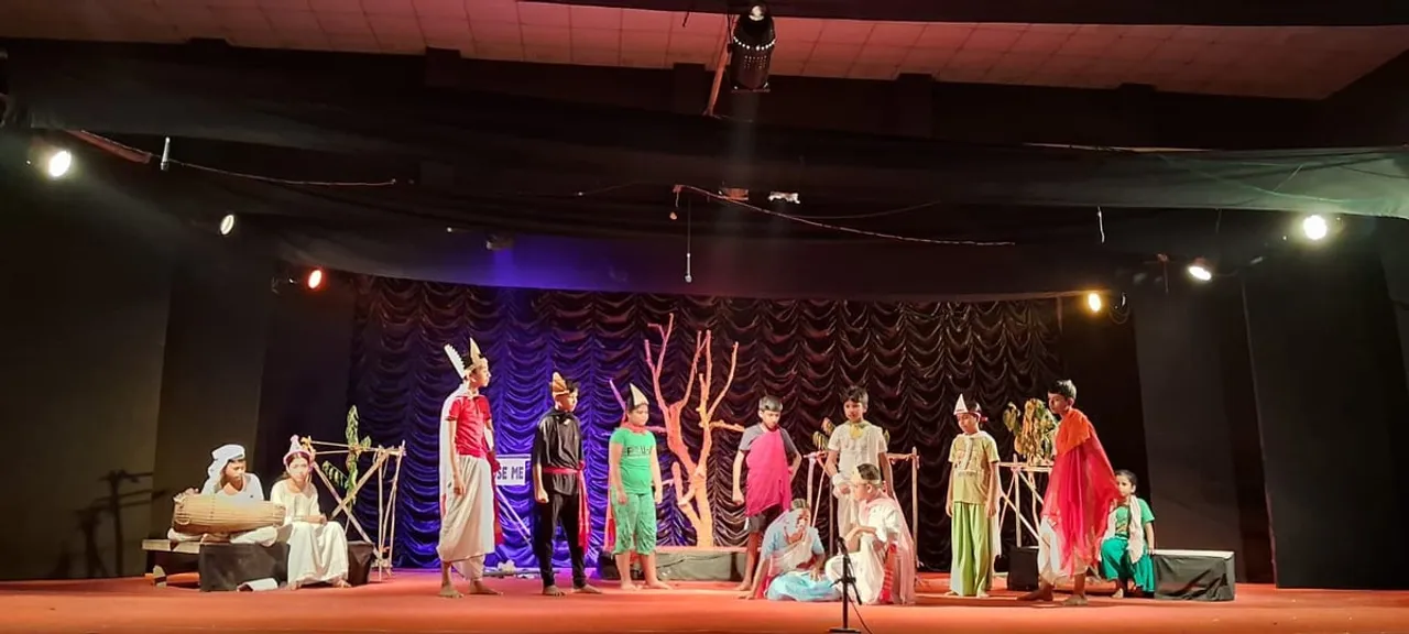 ইংগিত ঘিলামৰাৰ গ্ৰাম্য নাট কৰ্মশালা : ‘কৈলাসত গুমগুমনি কাঠগড়াত পাৰ্বতী ’ শ্ৰেষ্ঠ নাটক
