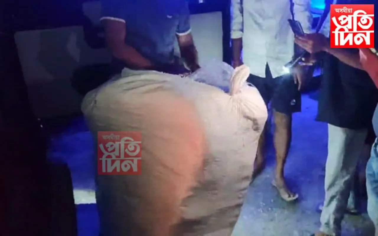 ধুবুৰীত আৰক্ষীৰ অভিযান: বস্তাই বস্তাই মেখেলা চাদৰ জব্দ
