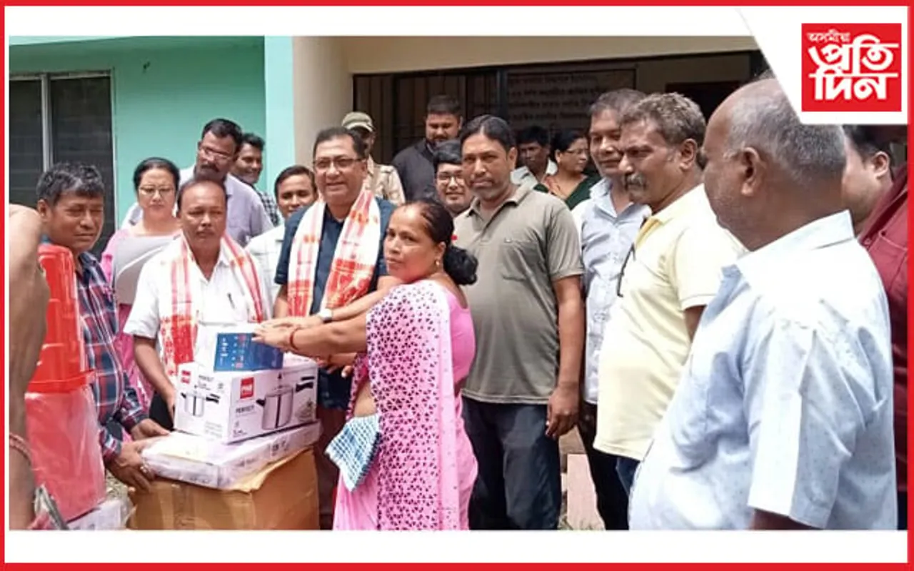 মহকুমা কল্যাণ বিভাগৰ অনুসুচিত জাতিৰ লোকক সামগ্ৰী বিতৰণ...
