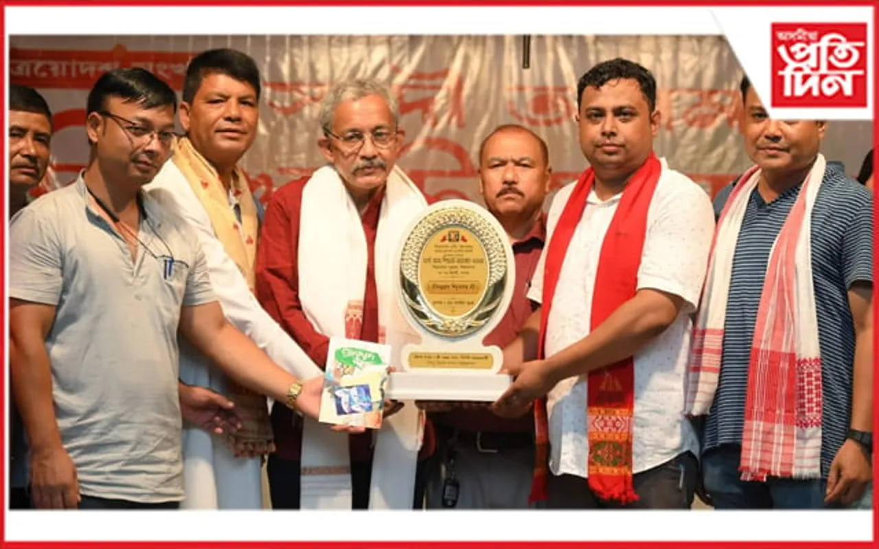 ডাঃ সৰ্বেশ্বৰ ভূঞাক 'সৌৰভপ্ৰাণ শিৱসাগৰ' বঁটা প্ৰদান 