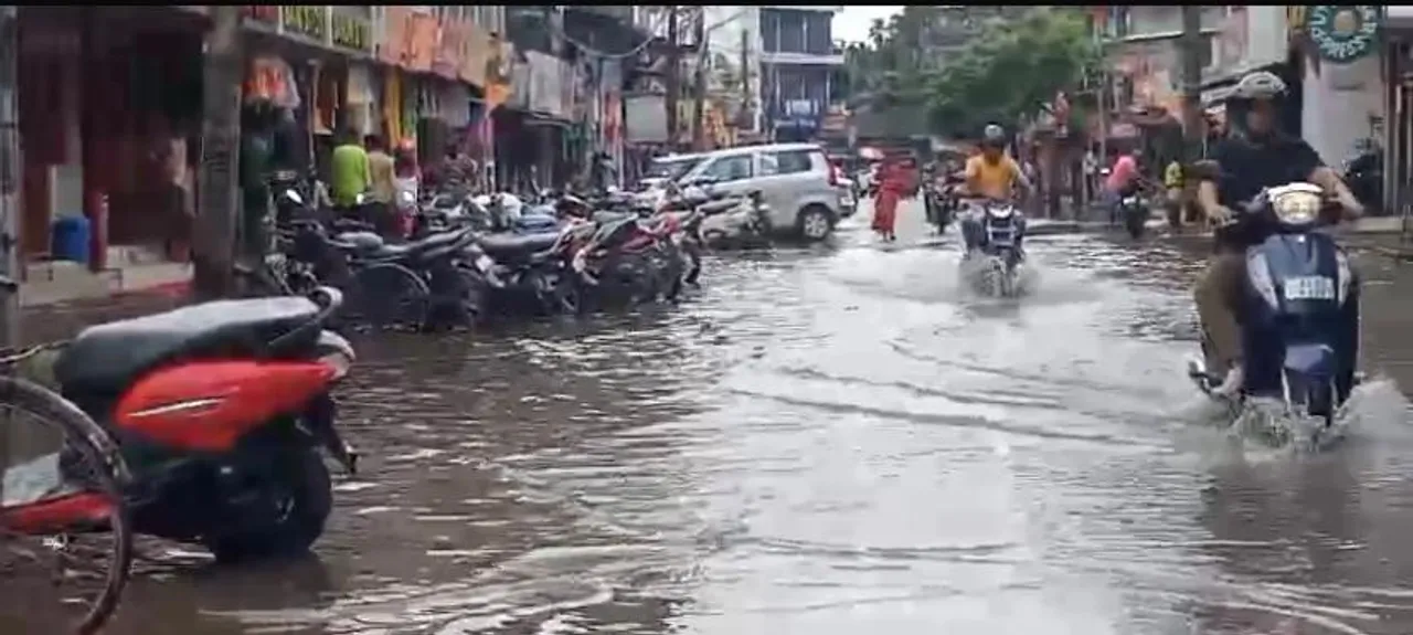 নগাঁও চহৰত কৃত্ৰিম বানপানী : কলং নৈৰ বিপদসীমাৰ ওপৰেৰে বৈছে পানী