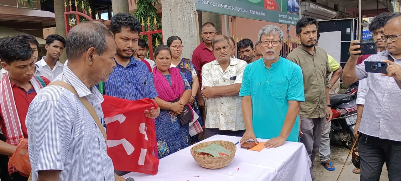 শিক্ষাবিদ তথা প্ৰবীণ বাওঁপন্থী নেতা অৱনী বৰঠাকুৰলৈ বোকাখাতত গভীৰ শ্ৰদ্ধাঞ্জলি তথা ৰক্তিম অভিবাদন