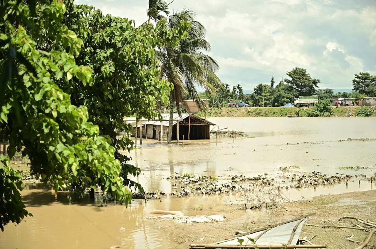 নগাঁও জিলাৰ ২০৭ খন গাঁও বানৰ কবলতঃ কলঙৰ জলপৃষ্ঠ বিপদসীমাৰ  ৪৪ছেণ্টিমিটাৰ ওপৰত...
