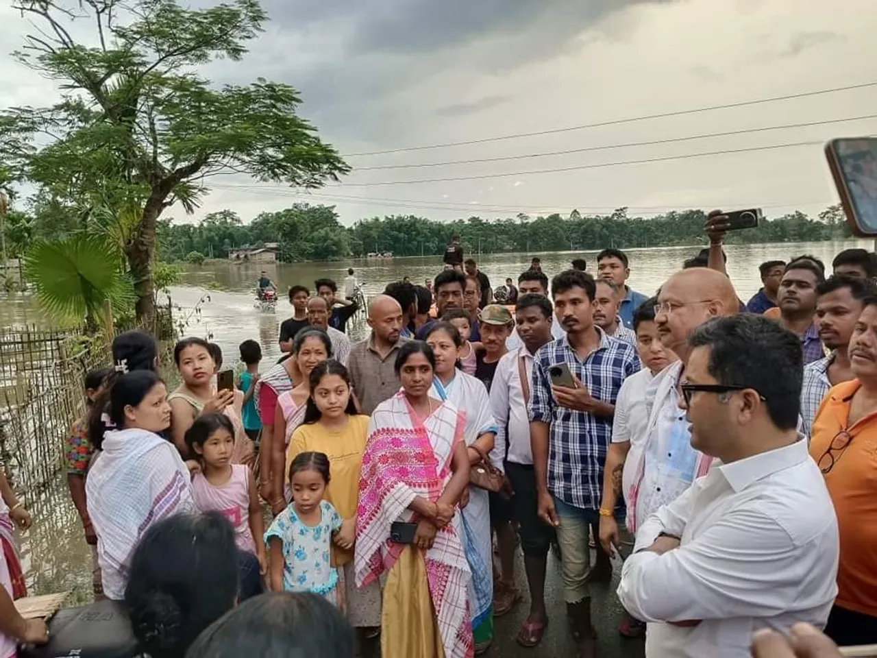 গৃহ সমষ্টিৰ বানাক্ৰান্তৰ কাষত কেন্দ্ৰীয় ৰাজ্যিক মন্ত্ৰী পৱিত্ৰ মাৰ্ঘেৰিটা...
