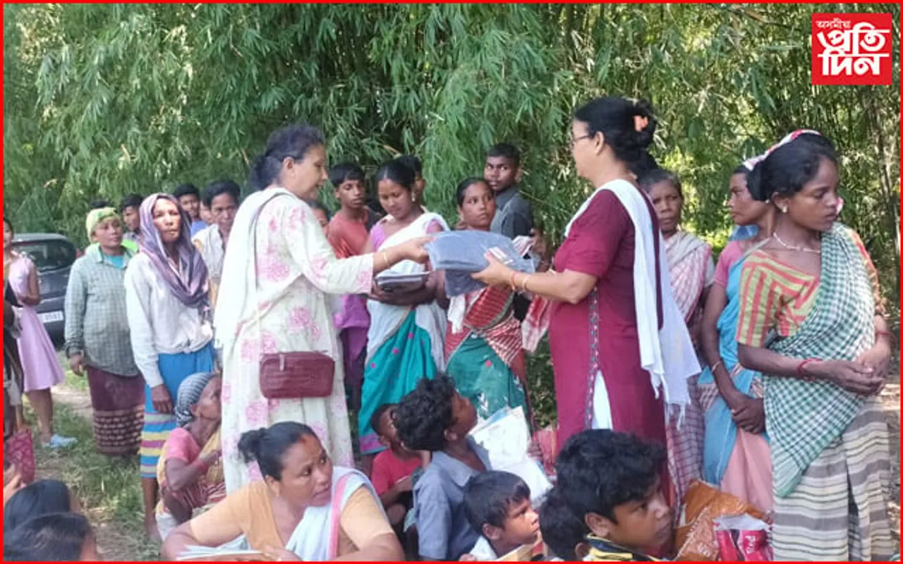 টেঙাখাতত বানক্ষতিগ্ৰস্তক  বিবেকানন্দ কেন্দ্ৰৰ সাহাৰ্য প্ৰদান 
