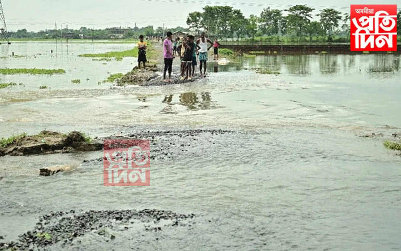 নগাঁৱত কলঙৰ বাঢ়নী পানীয়ে ভাঙিলে গড়কাপ্তানী পথ: বিস্তীৰ্ণ অঞ্চল জলমগ্ন 
