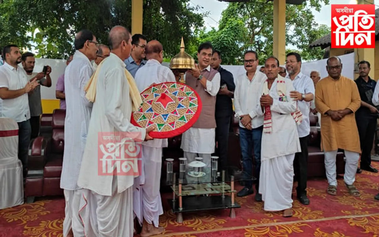 কৰৈয়নী বাৰগঞা মন্দিৰত আশীষ ল'লে মুখ্যমন্ত্ৰী হিমন্ত বিশ্ব শৰ্মাই