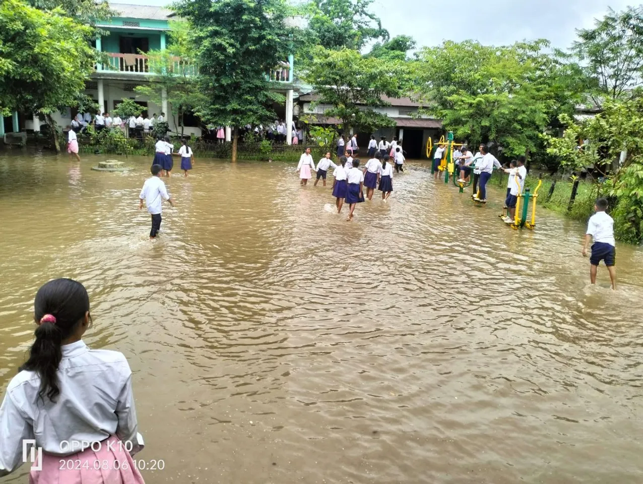 শিক্ষামন্ত্ৰীৰ গৃহ সমষ্টিৰ বিদ্যালয়ত একাঠু পানী...