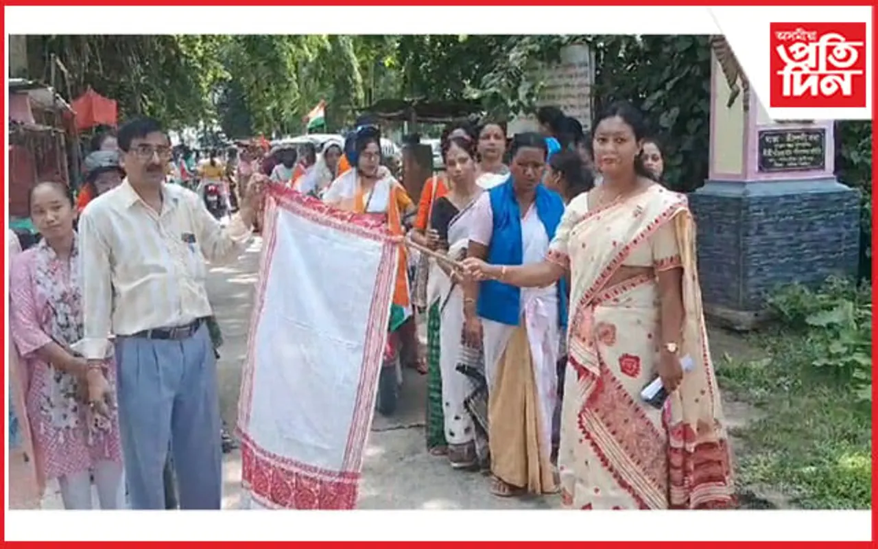 বটদ্ৰৱা উন্নয়ন খণ্ডৰ উদ্যোগত দৌল মন্দিৰৰ পৰা বিশাল সমদলেৰে ত্রিৰংগা যাত্ৰা