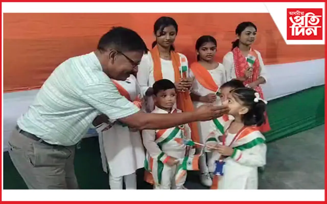 দদৰাত ছাত্ৰ-ছাত্ৰীৰ মাজত জাতীয় পতাকা বিতৰণ জৱাহৰলাল মঞ্চৰ