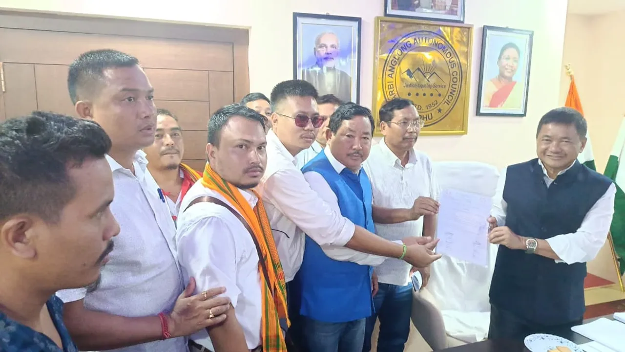 ৰজাপথাৰত হত্যাকাণ্ড : তিৱা সংগঠনৰ মুখ্য কাৰ্যবাহী সদস্যক স্মাৰক পত্ৰ প্ৰদান