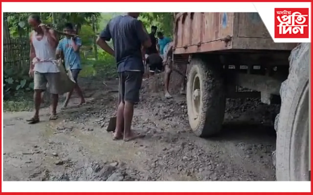 চৰকাৰক প্ৰত্যাহ্বান ! মেৰাপানীৰ ৰাইজে নিজাববীয়াকৈ মেৰামতি কৰিলে পথ