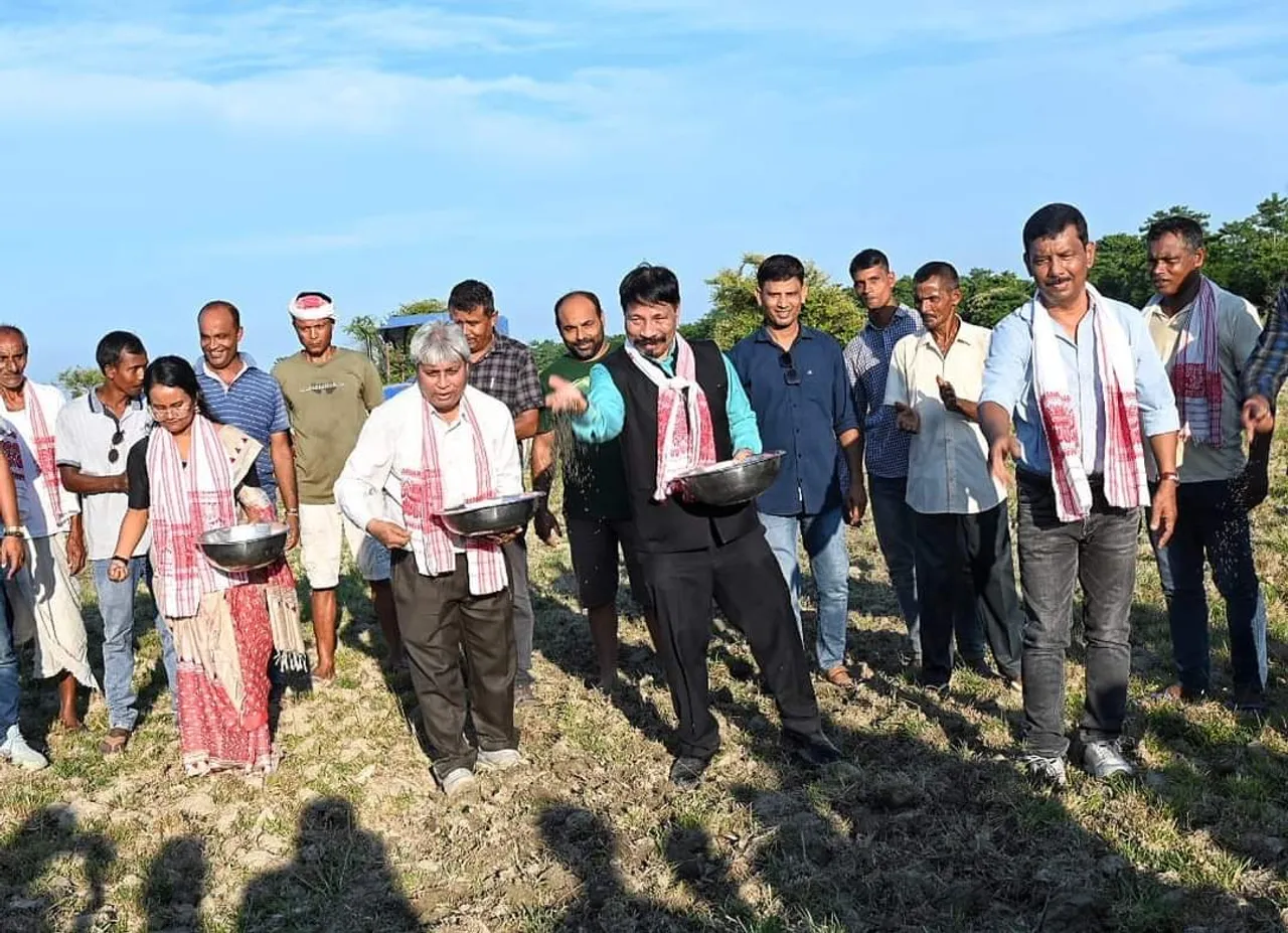 বোকাখাতৰ লাকলঙীয়াত মন্ত্ৰী অতুল বৰাৰ ৩৫০ বিঘাৰ কৃষি প্ৰকল্প : সমষ্টিবাসীৰ শংকা- সফল হ’ব নে এই প্ৰকল্প !